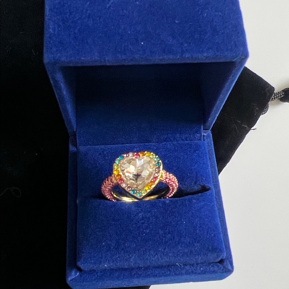 NIB Kurt Geiger London Rainbow Crystal Heart Cocktail Ring – Gold Tone/Pink - Picture 3 of 12